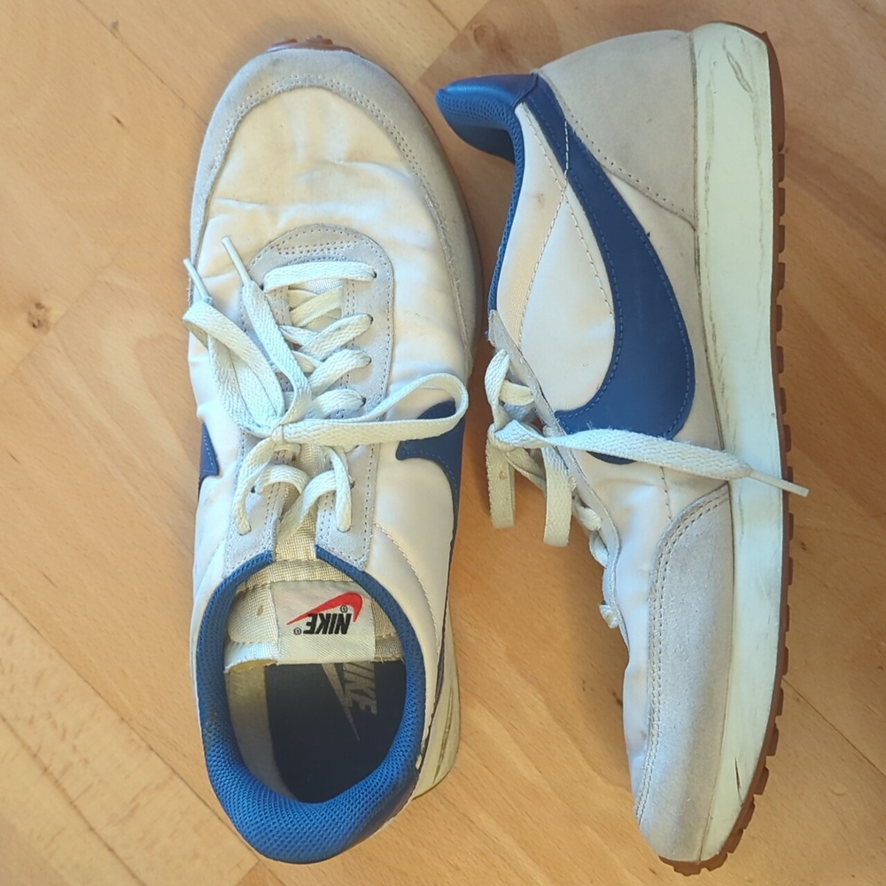 Men's US 9.5 Nike white classic sneakers